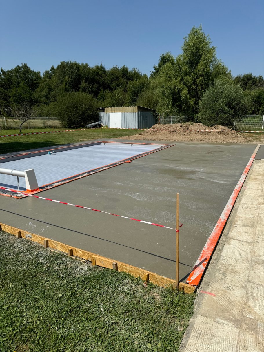 Création d'une dalle béton pour les plages de cette piscine