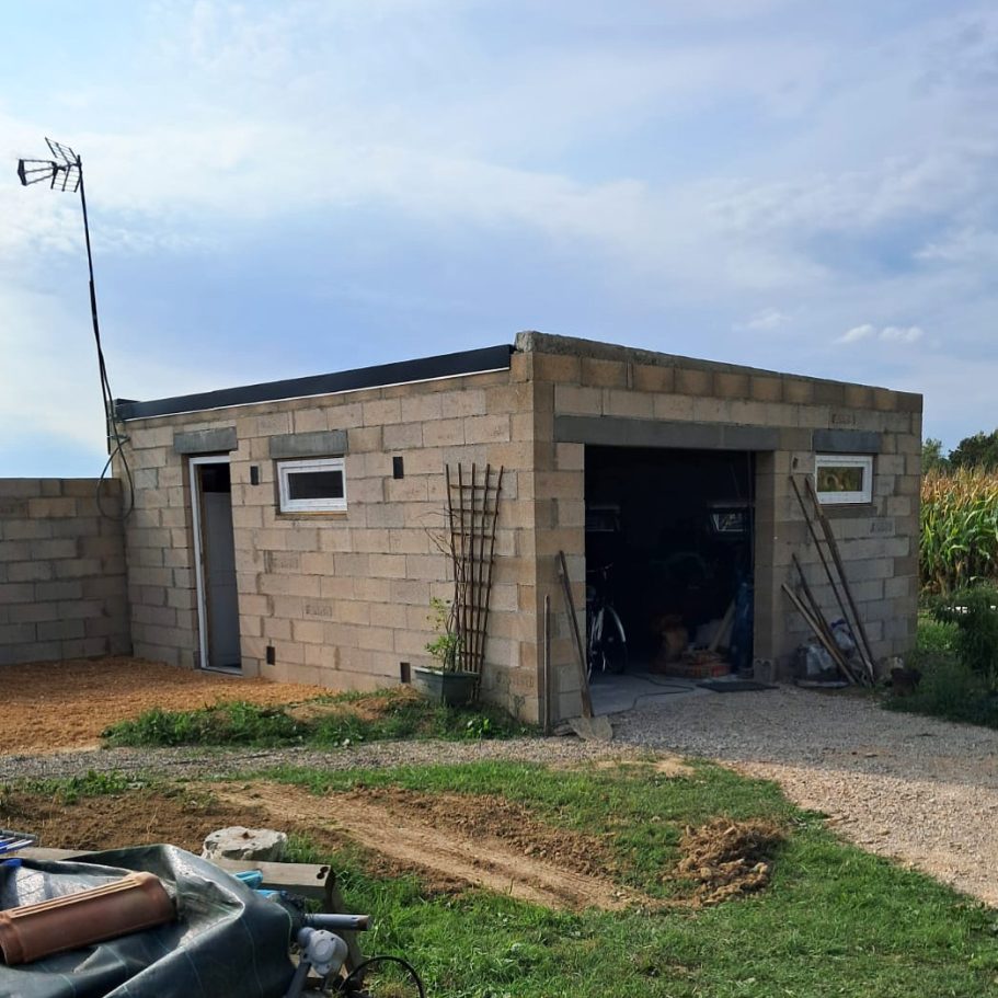 Bâtisse d'un garage de 31m² avec couverture en bac acier 