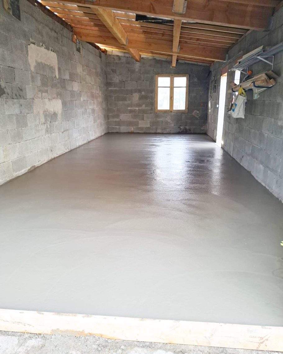 Réalisation d'une dalle en béton à l'intérieur d'un garage 