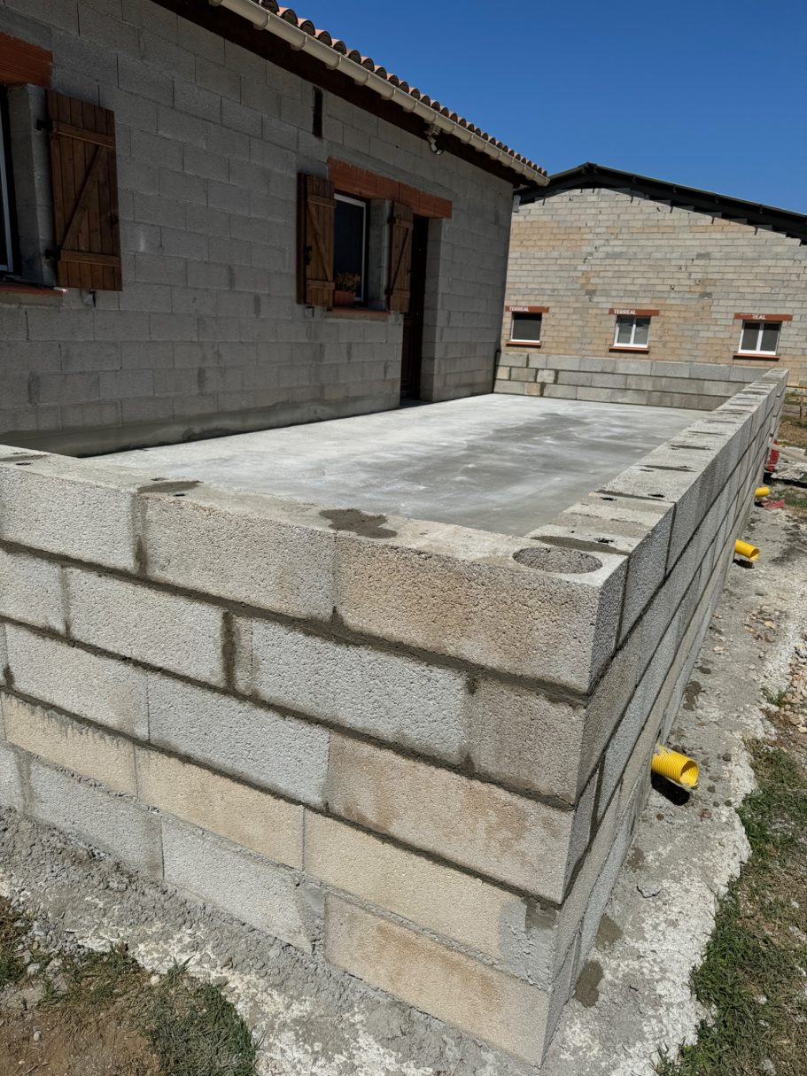 Création d'une terrasse de 40m², sur plancher hourdis, avec murettes pour futur couverture 